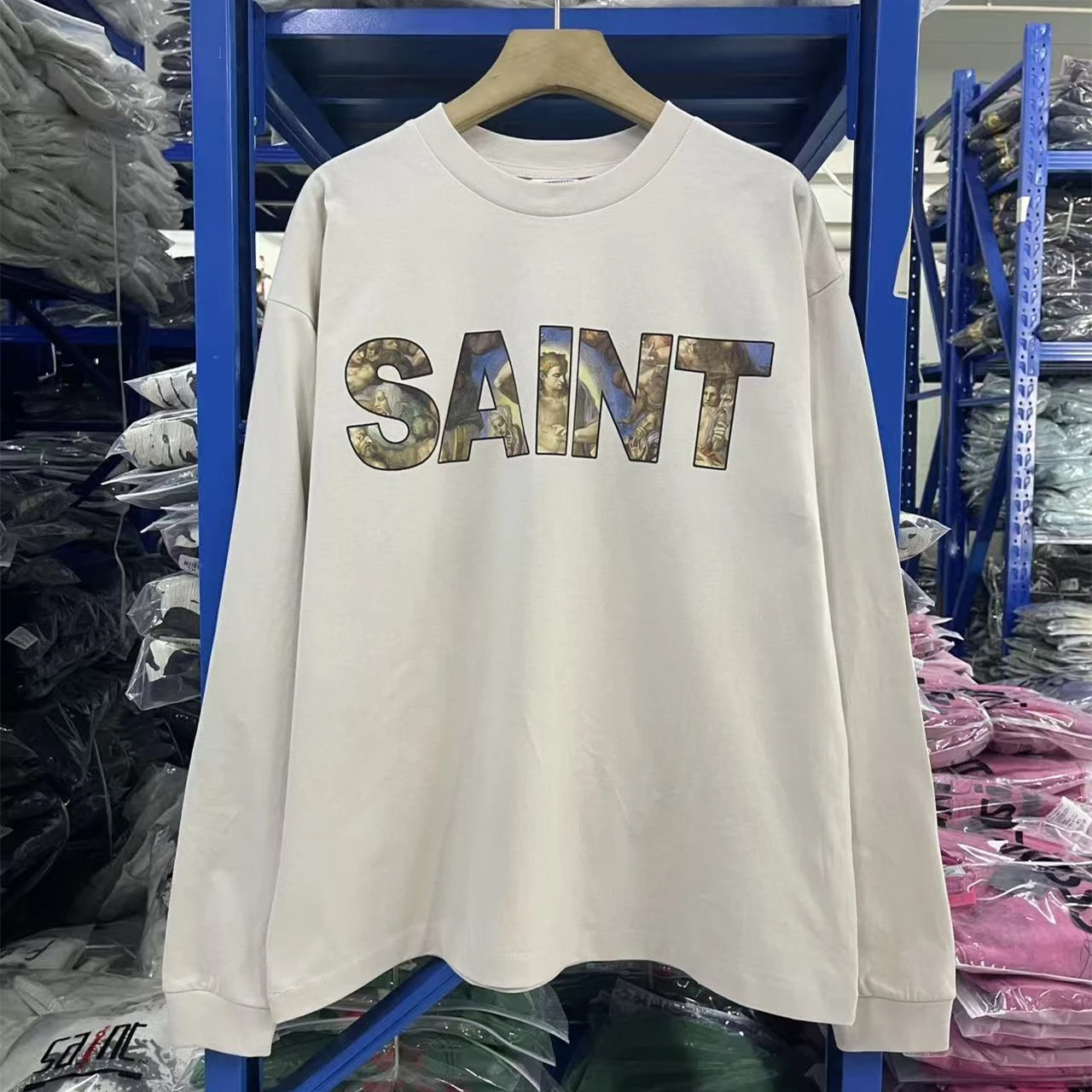 

Абрикосовая футболка с длинными рукавами FW25 SAINT с буквенным принтом Иисуса и логотипом для мужчин и женщин, футболки высокого качества