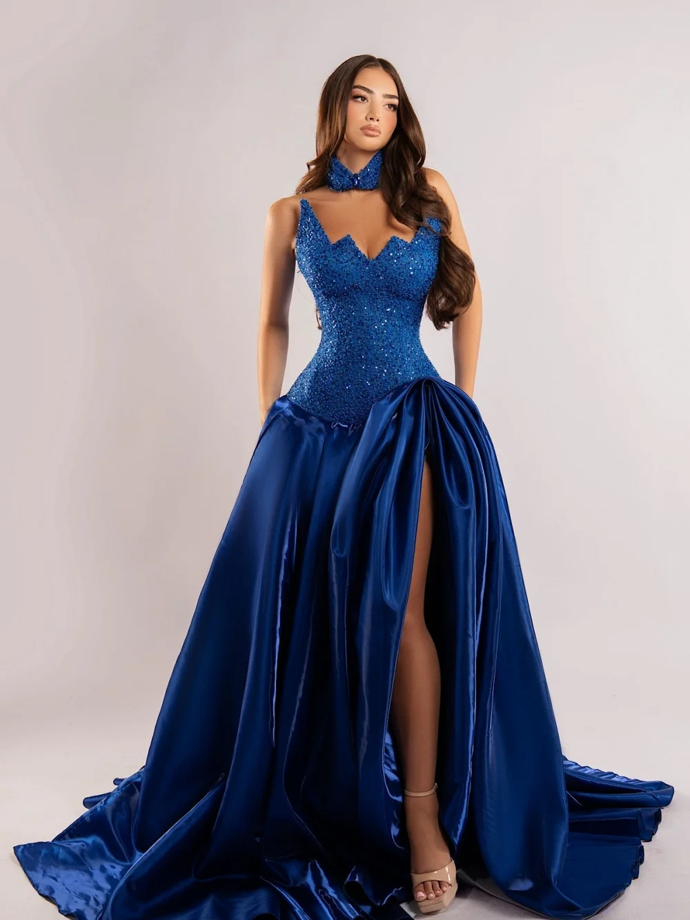 ชุดราตรีคอ halter ยี่ห้อ GraceProm รุ่นปี 2026 ประดับเลื่อมระยิบระยับ ทรง A-Line ยาวกรอมพื้น สำหรับงานปาร์ตี้