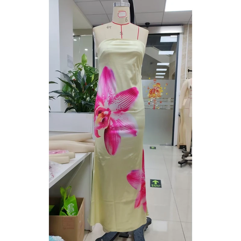 فستان Combhasaki للسيدات أنيق من الساتان بدون حمالات بدون ظهر بإبزيم معدني وفتحة جمالية مطبوعة بالزهور فستان صيفي طويل مع وشاح