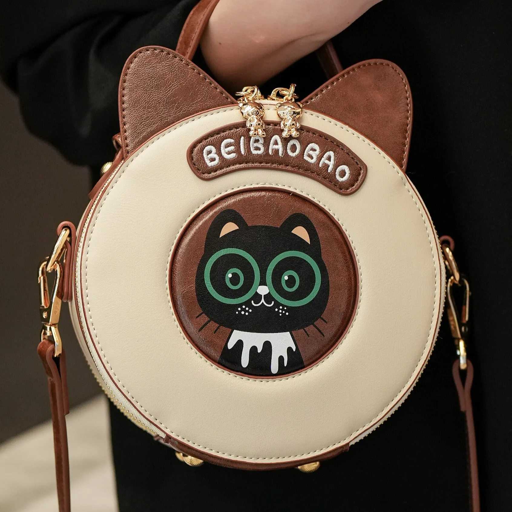 

BeiBaoBao Women's Crossbody Bag with Metal Chain Cute Cat Design round Commuter Bag New Model Fashionable And Adorable Purse