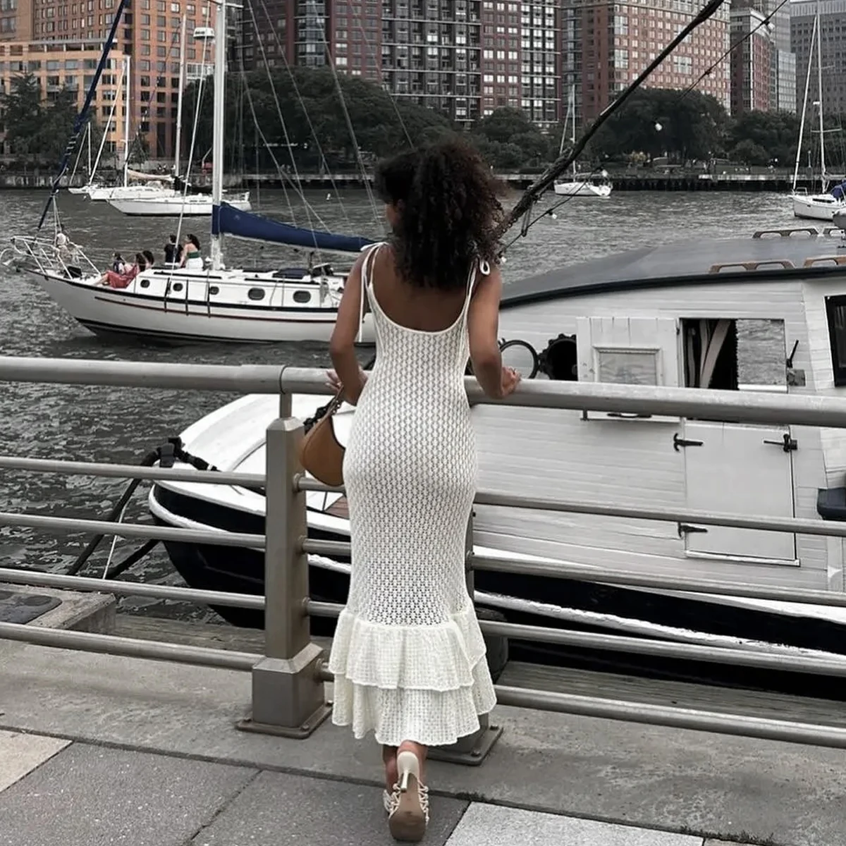 レディースビーチホリデーニットビキニカバーアップ、無地ダブルフリルスリップドレス、セクシーな透かし彫りビーチウェアカバーアップ