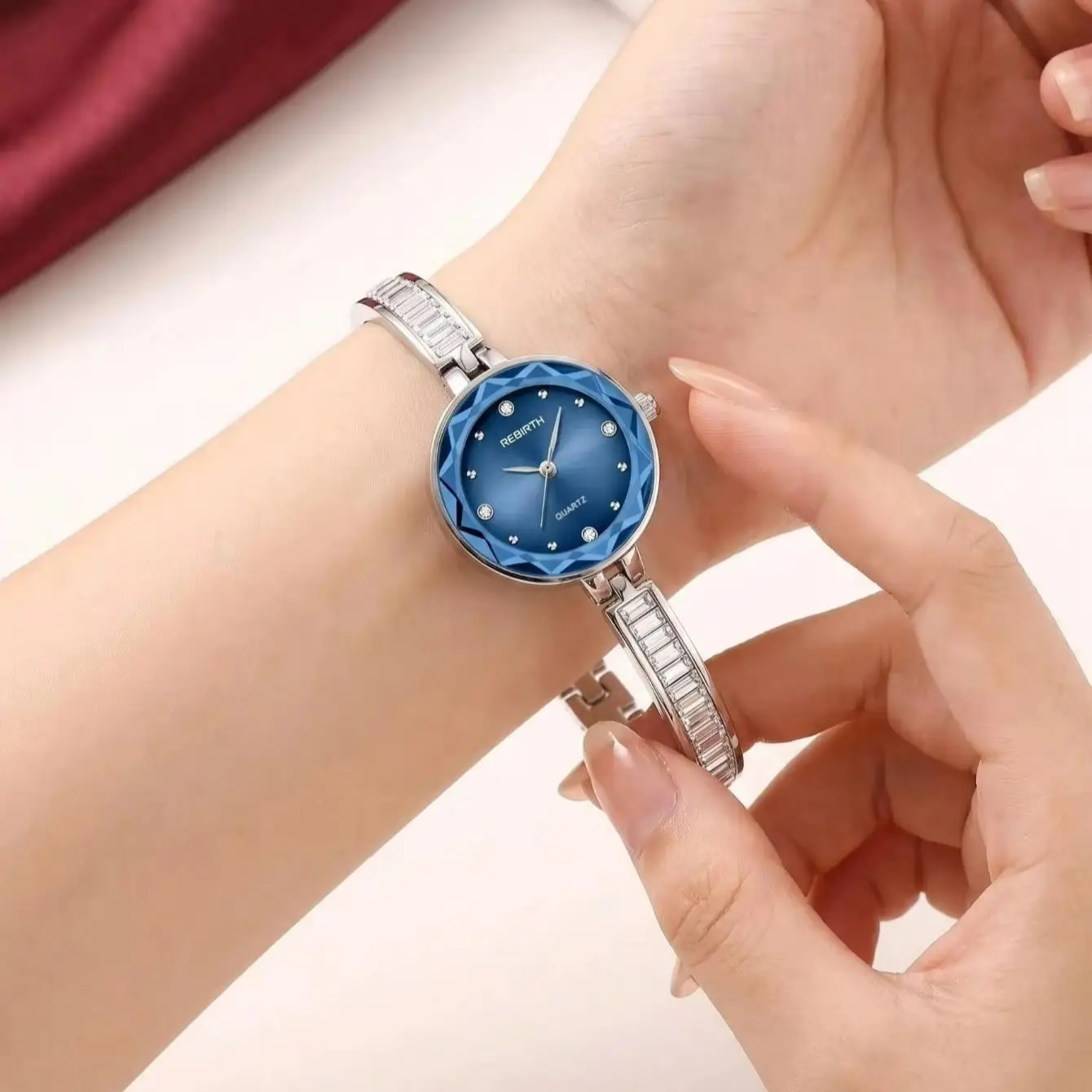 Light Luxury Cut Blue Glass Dial Women's Quartz Watch, Full Diamond-Studded Steel Band, Niche Exquisite Small Round Dial Women's Wristwatch view 5