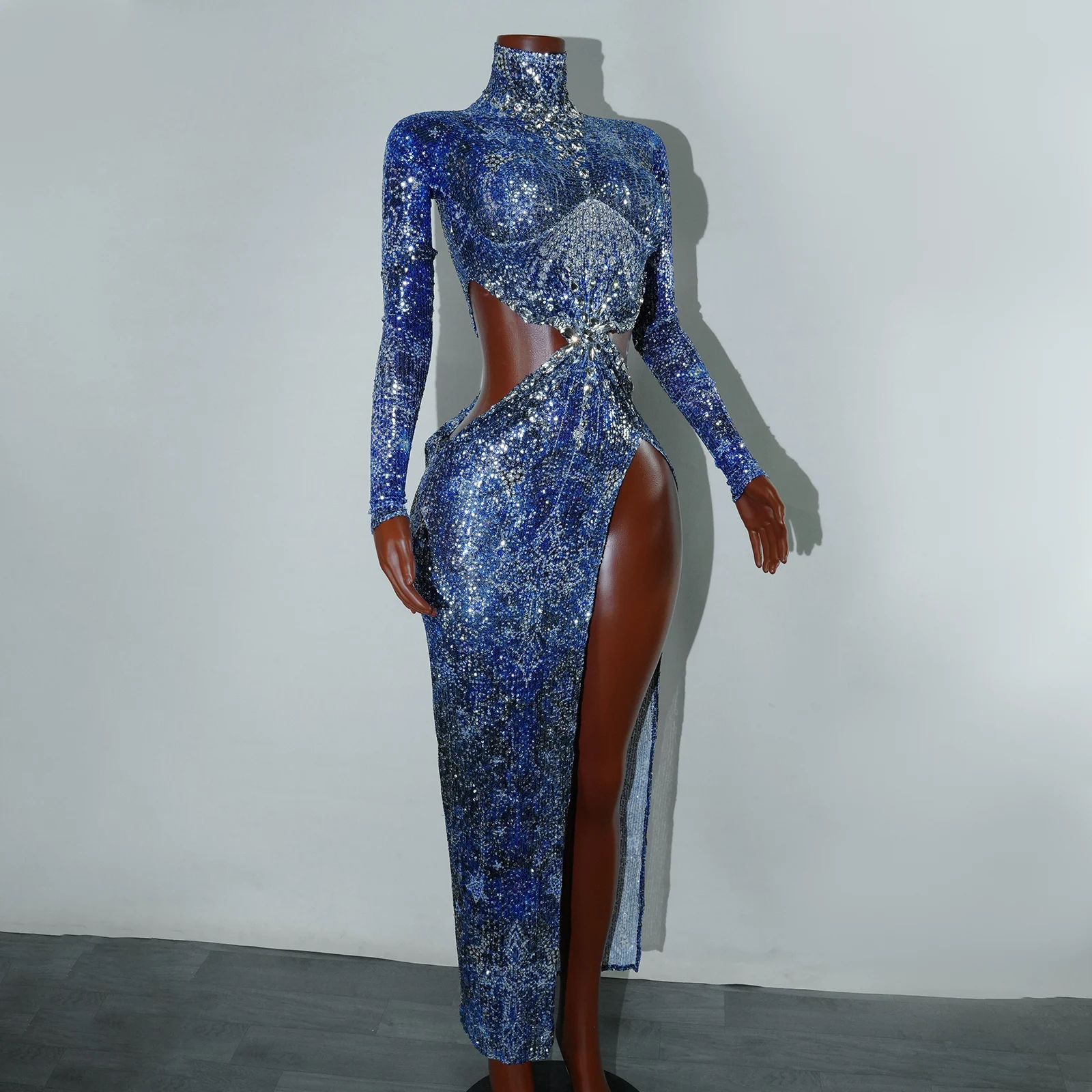 Dame sexy avec une conception de taille découpée, robe longue bleue à paillettes de diamant, tenue de fête d'anniversaire pour chanteur, tenue de scène Drag Queen