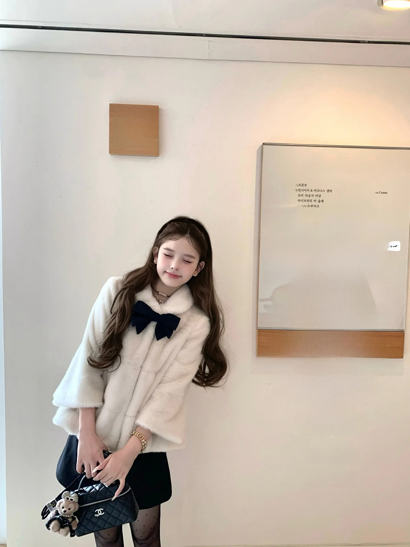 

Экологически чистая меховая куртка с воротником Питера Пэна и узлом. Женское пальто с надписью «Снежное приглашение».