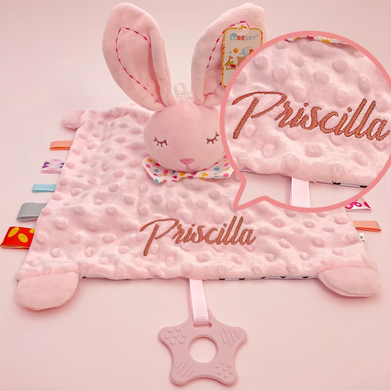 3-teiliges personalisiertes besticktes Baby-Shower-Geschenkset: Baumwoll-Strickwickeldecke, Minky-Schmusetuch und hölzerner Schnullerclip als Erinnerungsstück – Detail 14