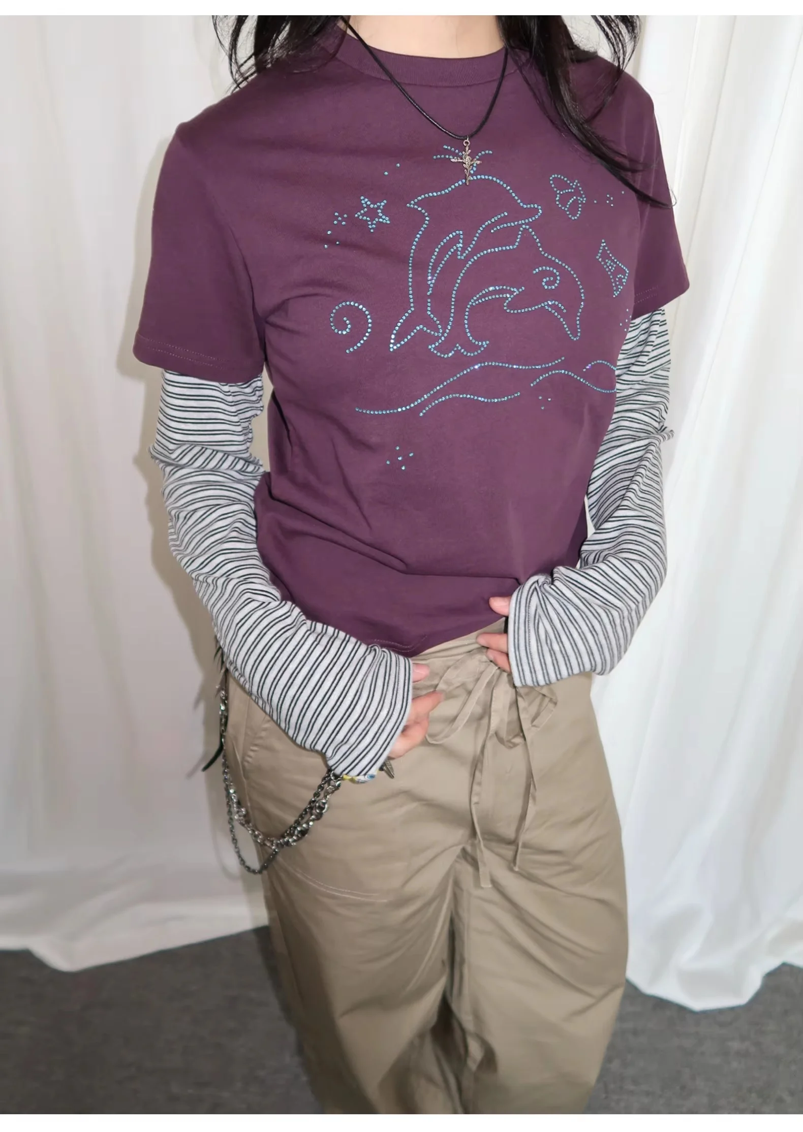 Damen Y2K Fake Zweiteiler Langarm-Oberteil mit Schwarz Gestreiften Ärmeln, Strass-Delfin-Print, Slim Fit, Süßes Alt-T-Shirt – Detail 15