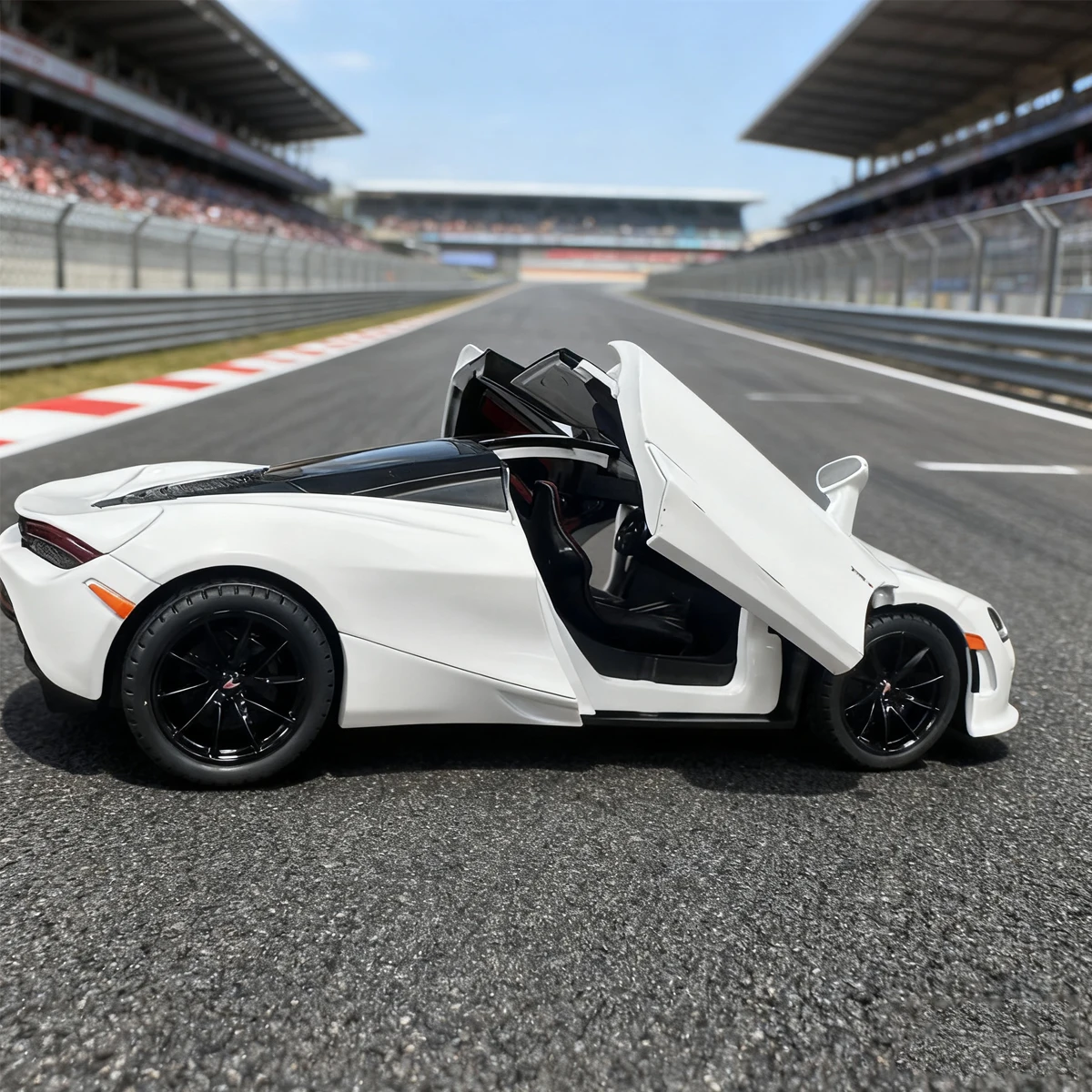 Giocattolo modello di auto da corsa pressofuso in lega in miniatura 1:24 con suono e luce, azione pull-back realistica, porte che possono essere aperte, ornamento per ragazzi, regalo di compleanno e Natale