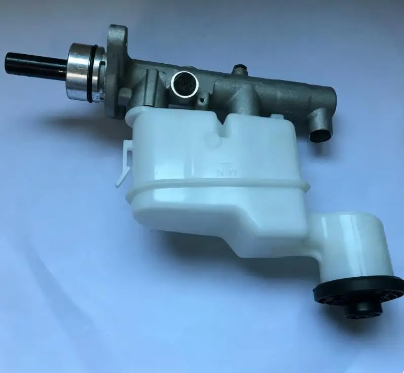 

For Toyota VIGO Hilux Pickup KUN25 Master Cylinder Dual-chamber Design of The Master Cylinder Prevent Total Brake Failure