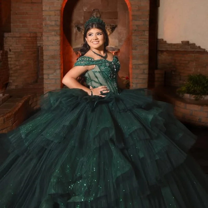 فستان Quinceanera أخضر داكن لامع عاري الكتفين من الدانتيل طبقات كريستال ملصق طويل الذيل vestidos de 15 Quinceanera تخصيص #2