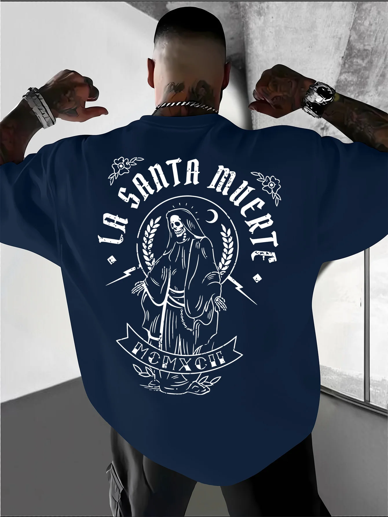 Einzigartiger Vintage Santa Muerte Line-Art-Druck auf atmungsaktivem, bequemem Herren-T-Shirt aus 100 % Baumwolle, ideal für Sommerabende. – Detail 3