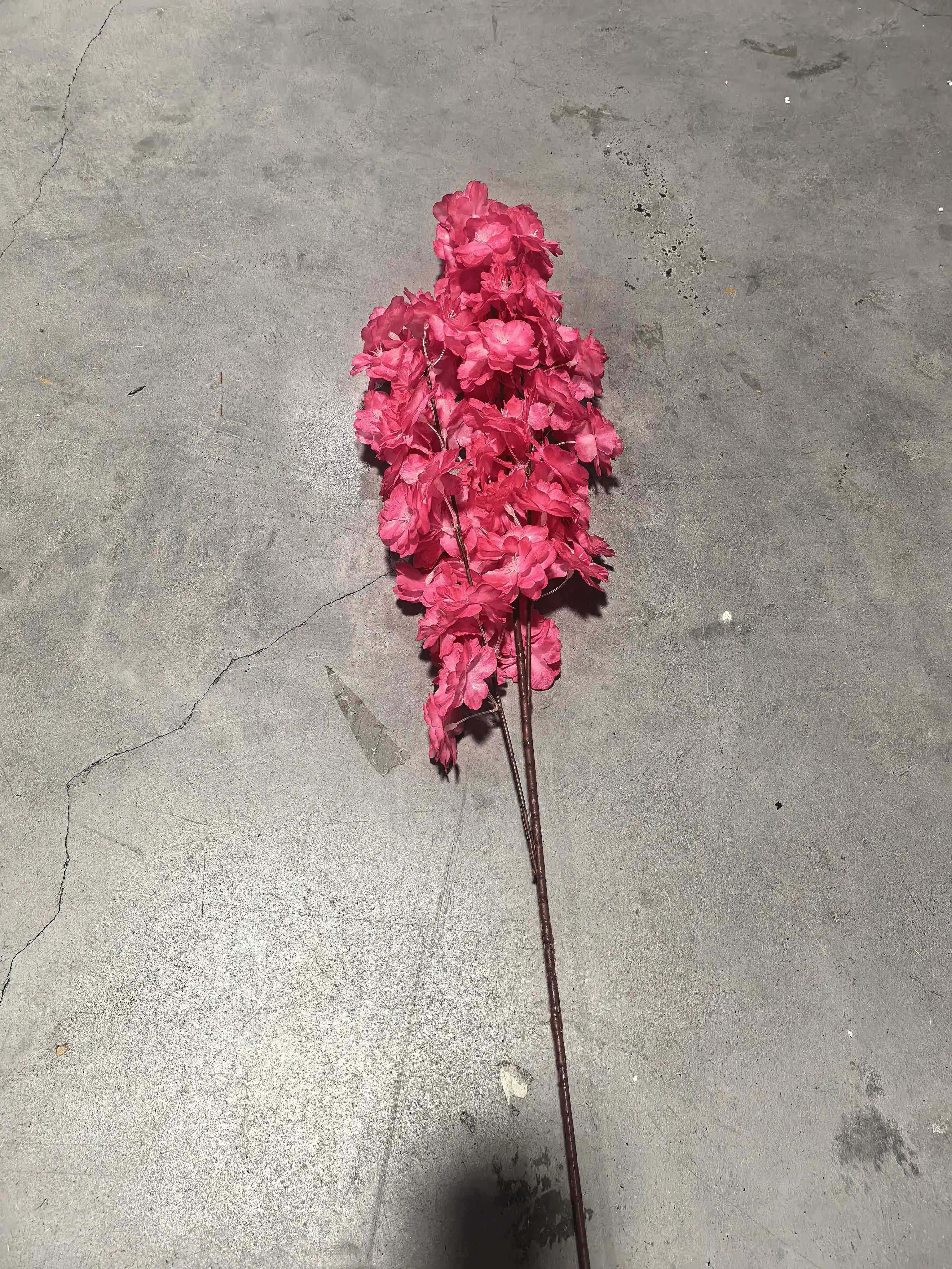 500 Stück realistische künstliche Kirschblütenzweige, handgefertigte Plastikblumen, Hochzeits-, Valentinstags- und Partydekoration. – Detail 10