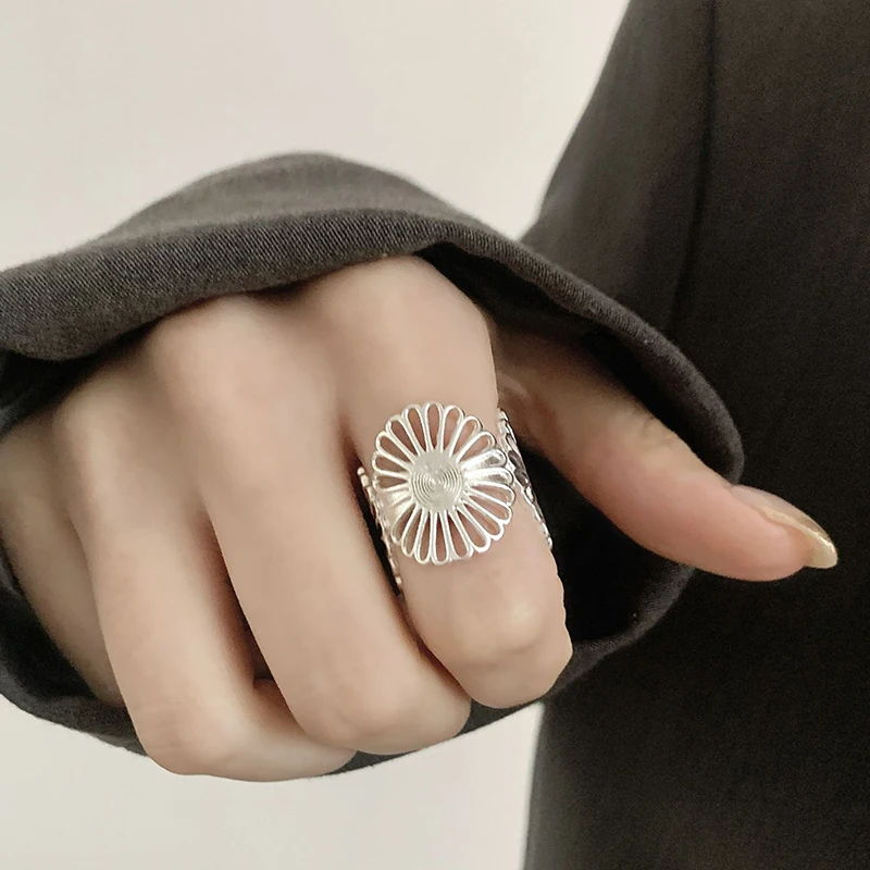 GANPUP Minimalistischer Breiter Blumenmuster Verstellbarer Fingerring für Damen, Modischer Neuer Silberfarbener Ring, Schmuckgeschenk für Party und Büro кольцо – Detail 1
