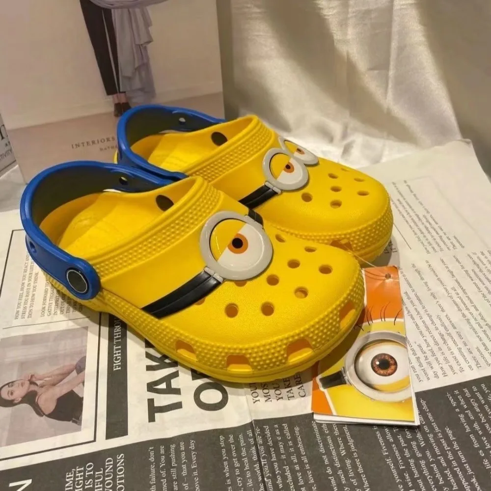 Chaussures à trous de dessin animé petits personnages jaunes, sandales d'été antidérapantes à séchage rapide pour l'extérieur, jolies sandales de plage, cadeau jouet