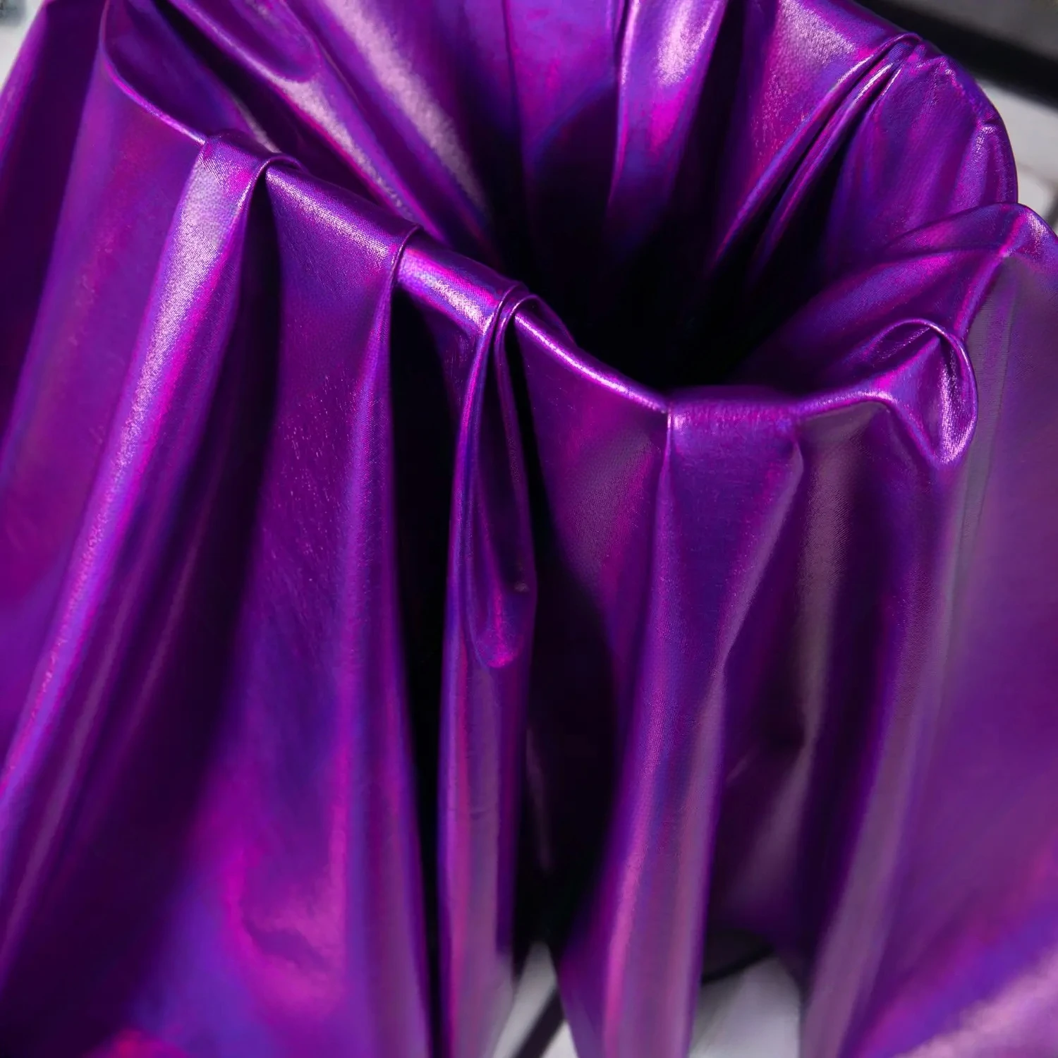 Tessuto Spandex iridescente viola lucido elastico per materiale da cucito fai da te abito da sposa indumento largo 150cm venduto al metro