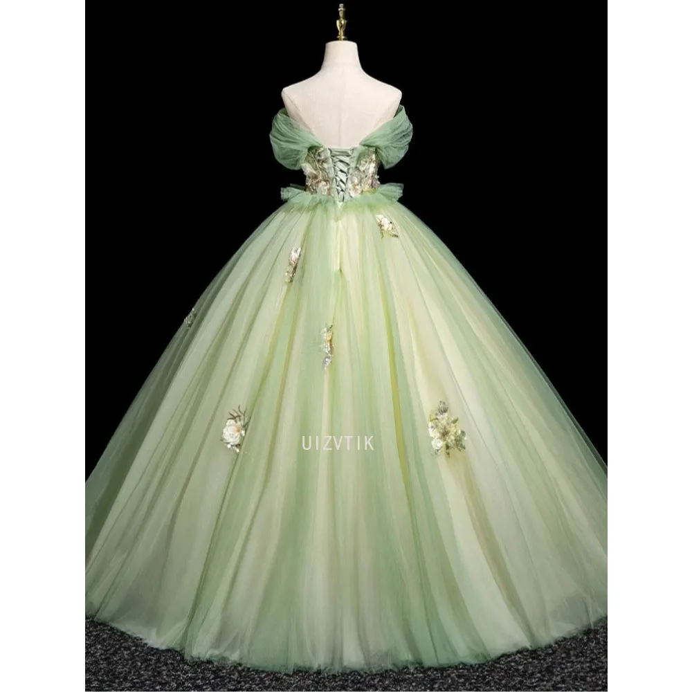 فساتين Quinceanera مزينة بالدانتيل الأخضر والترتر من التل 2025 مكشوفة الكتف وكشكشة للحفلات الراقصة والحفلات المسائية 15 عامًا