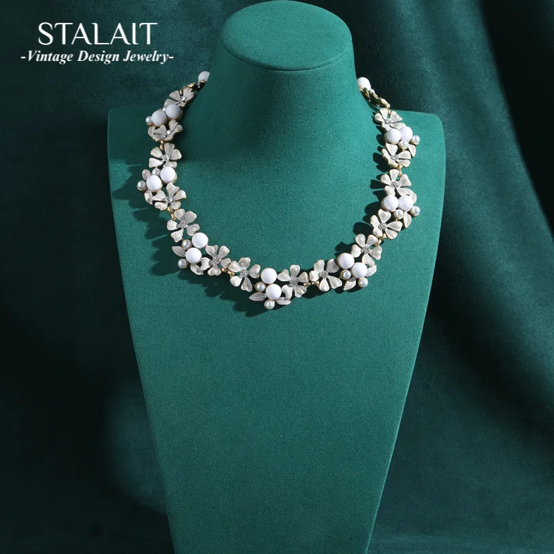 

Vintage Flower Choker Necklaces Elegant White Glass Natural Stone Five Leaf Woman Accessories Luxury Jewelry Designers 2025