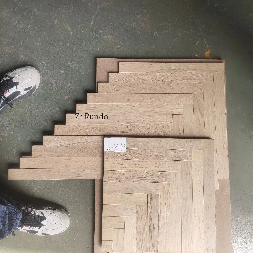 Versión personalizada del piso en espiga, piso de madera dura de roble diseñado con tiras cepilladas finas y modernas