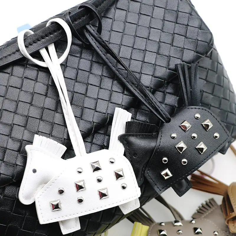 Modischer Silberner Nieten-Pferde-Taschenanhänger, Handgenähter PU-Leder-Fohlen-Anhänger, Taschenaccessoire – Detail 2
