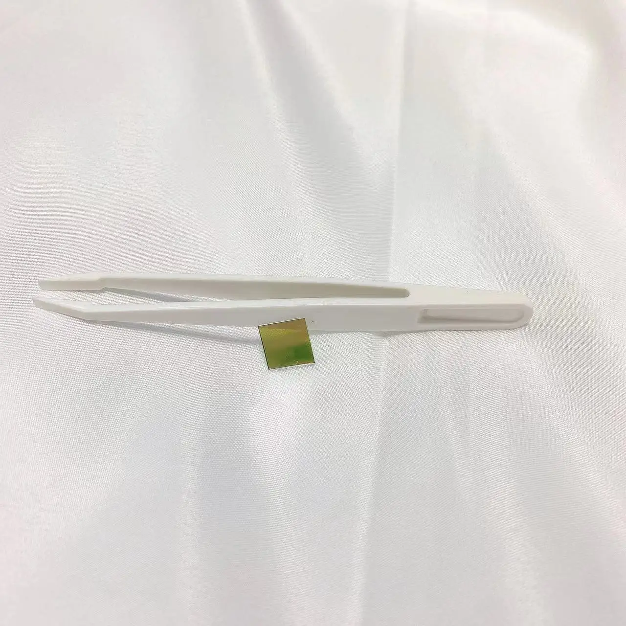 Size 12x12x1mm Pass From 575nm To 610nm Center 590nm Narrow Band Filter Glass NP590