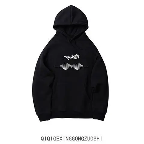 

Черная толстовка с капюшоном «Арктические обезьяны» и белым принтом на груди. Силуэт участников Soundwave Line Qiqigexinggongzuoshi с текстом на флисовой подкладке.