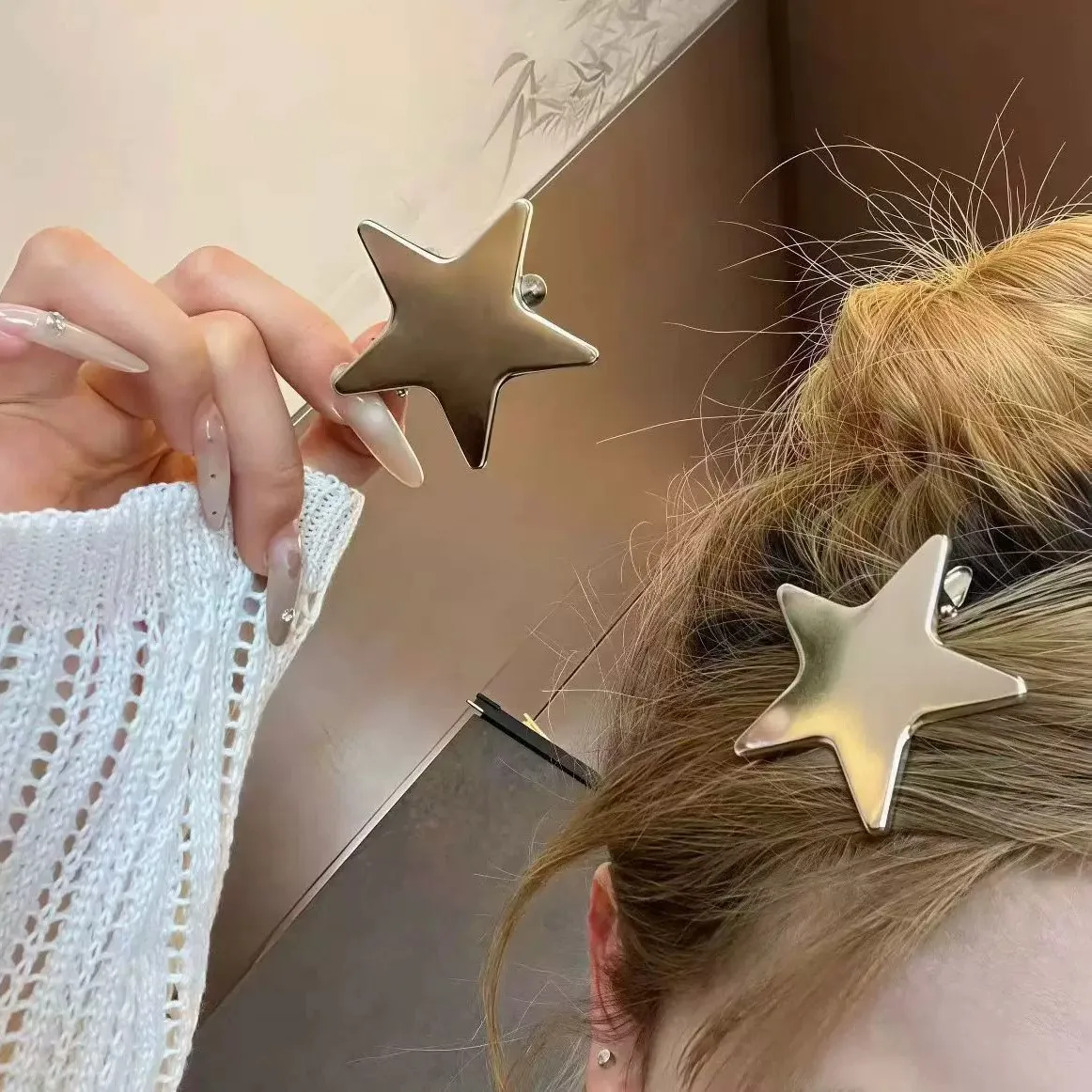 4-teiliges Set Niedliche Silberne Stern-Haarspangen für Mädchen, Frauen und Kinder - Koreanische Haaraccessoires für Festliche Anlässe