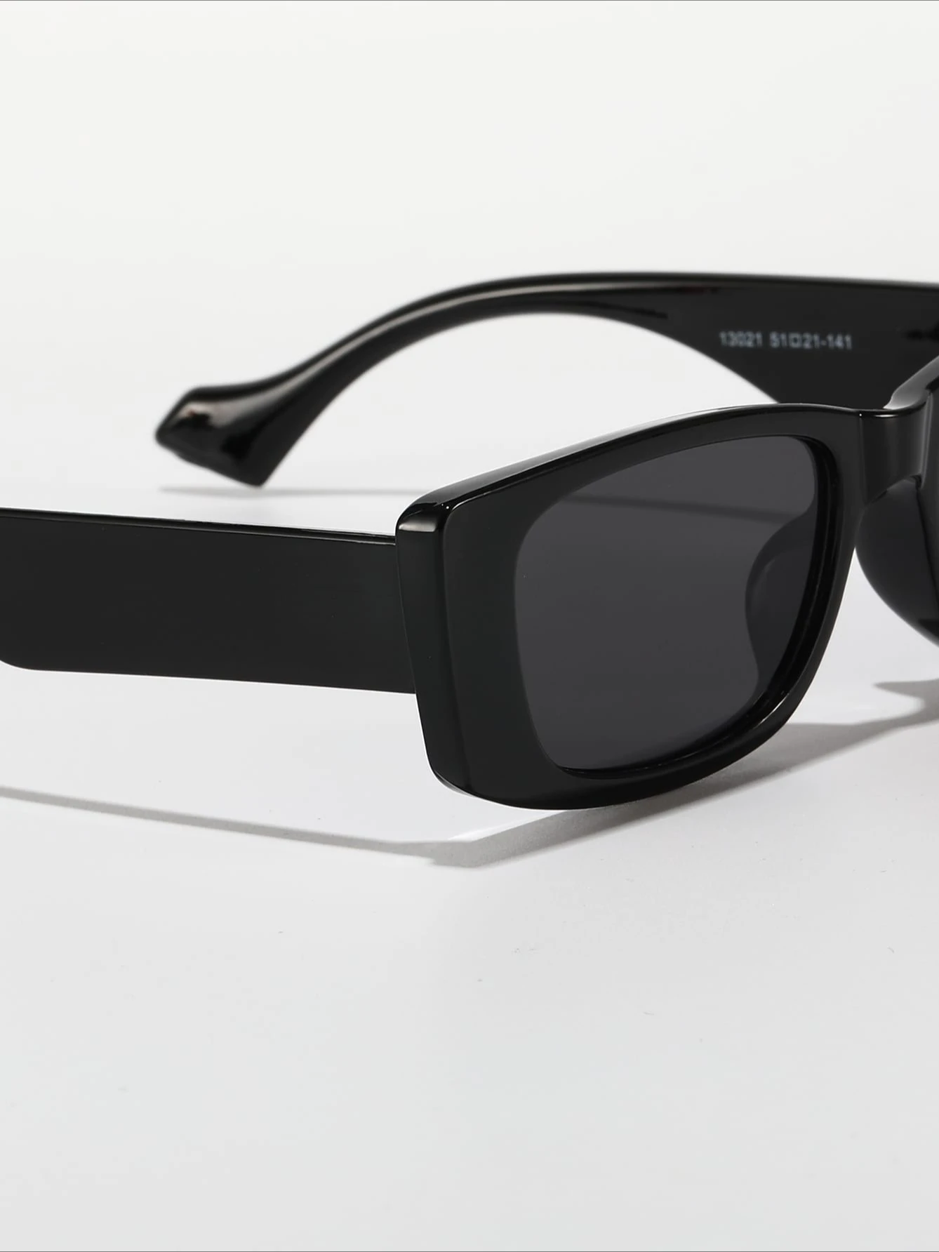 نظارات شمسية كلاسيكية بإطار مستطيل صغير للنساء مربعة سوداء، مناسبة للارتداء غير الرسمي والإكسسوارات اليومية.