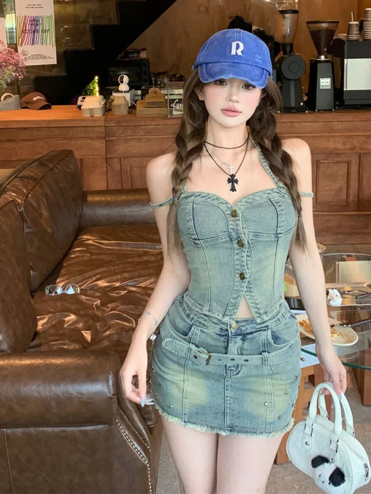 Conjunto de duas peças em jeans doce e picante, top sexy com decote halter e saia curta, conjunto de saia curta, moda de verão.