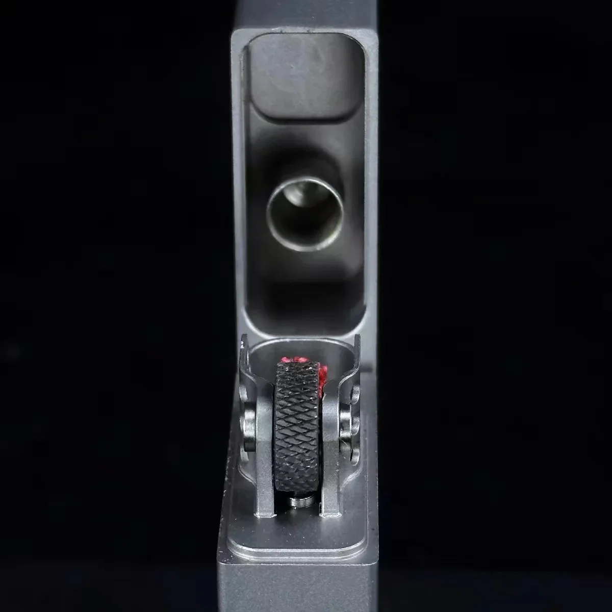Minimalistisch Mat Titanium Kerosine Aansteker Absorptiewiel Brandstofaansteker Cnc Uitgehold Pantserstijl Collectief Geschenk