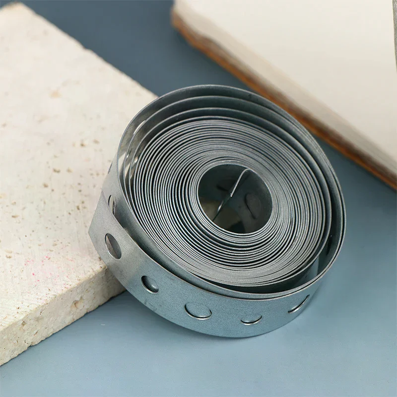 1 لفة شريط فولاذي مجلفن حزام شماعات شريط معدني متعدد الفتحات مثقوب مسبقًا للأنابيب يدعم التعليق والصفائح المعدنية