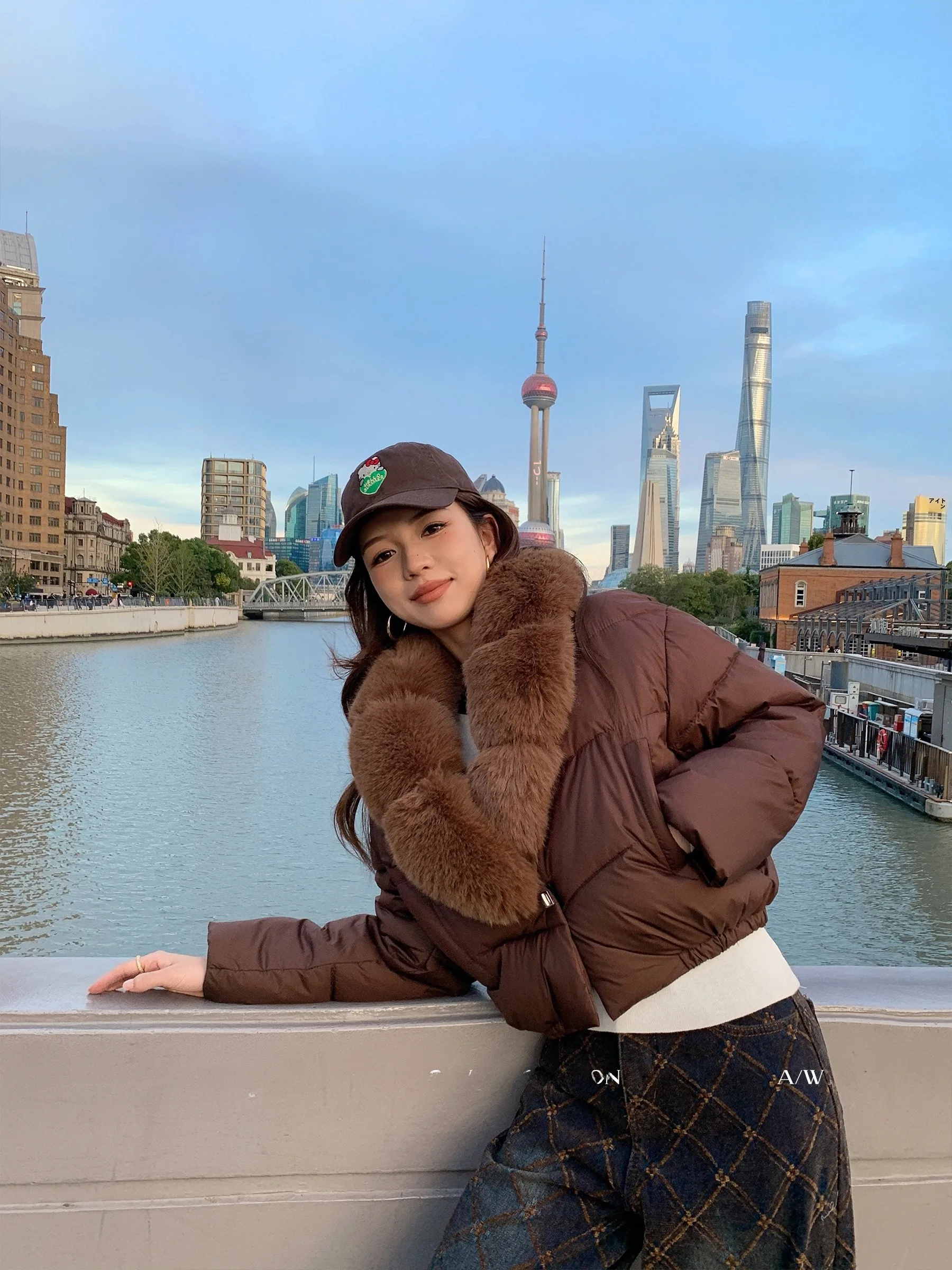 

Модная теплая хлопковая куртка-пуховик для женщин, утепленная зимняя модель с большим меховым воротником, эксклюзивно онлайн, Sam Seoi