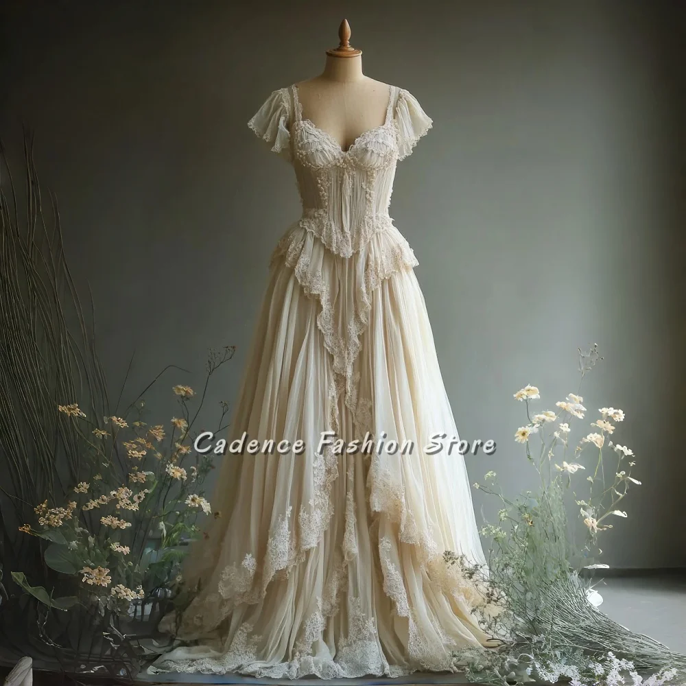 Maßgeschneidertes mittelalterliches Vintage-Hochzeitskleid im viktorianischen Stil, kurzärmelig, Spitze, gerüscht, A-Linie, nachgestellte elfenbeinfarbene Brautkleider