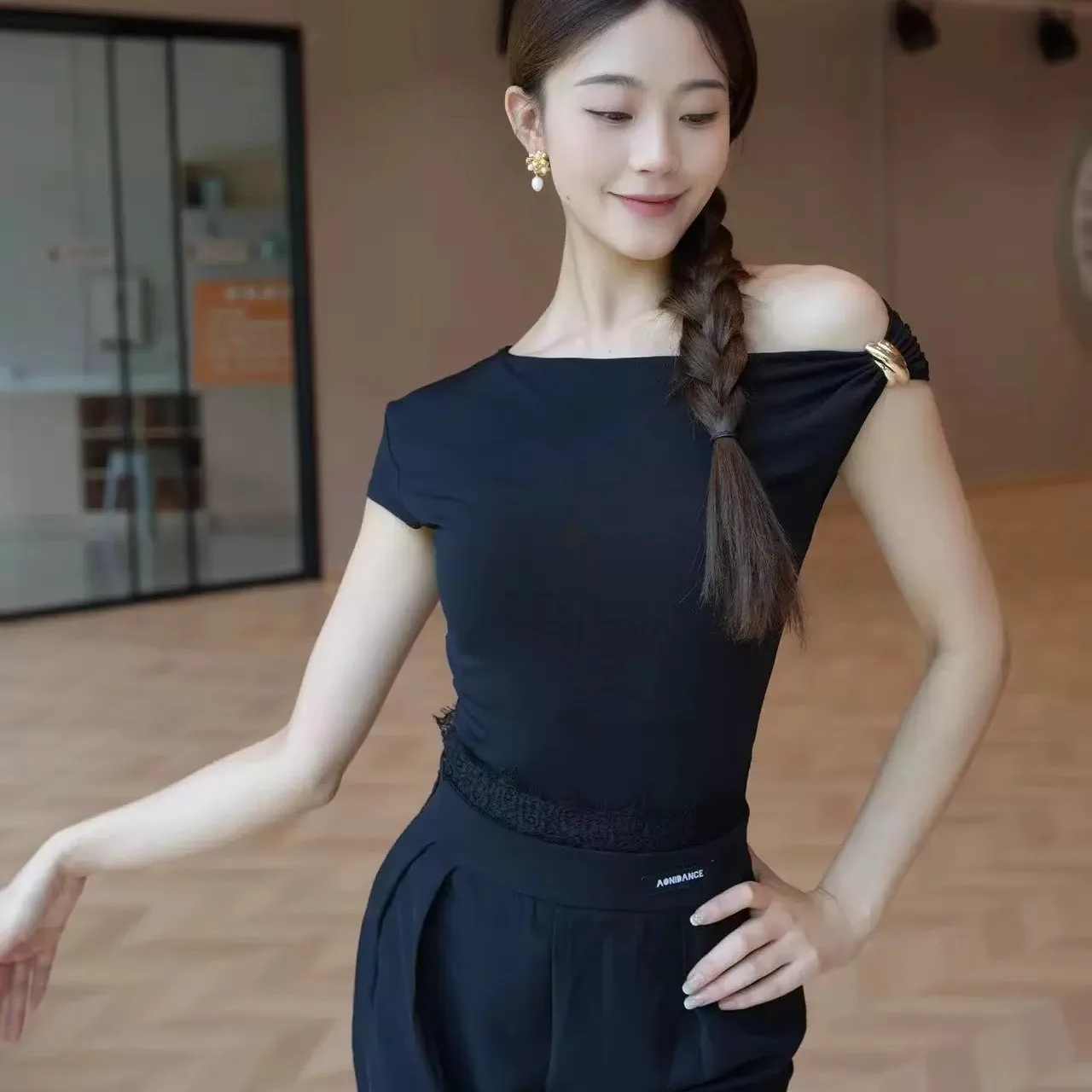 

Индивидуальный женский взрослый латинский национальный стандартный танцевальный костюм с наклонными плечами, современный гимнастический костюм с короткими рукавами