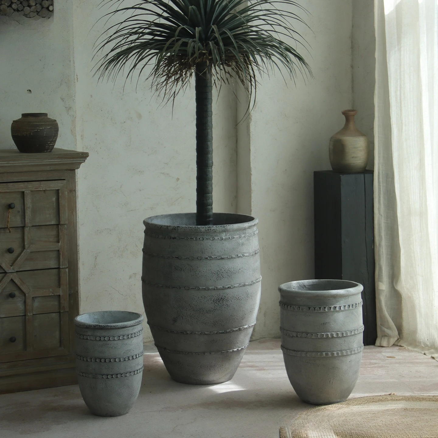 Gray retro foreign trade cement flower pot, high floor-to-ceiling large mouth pot, large green plant in the courtyard of B & B