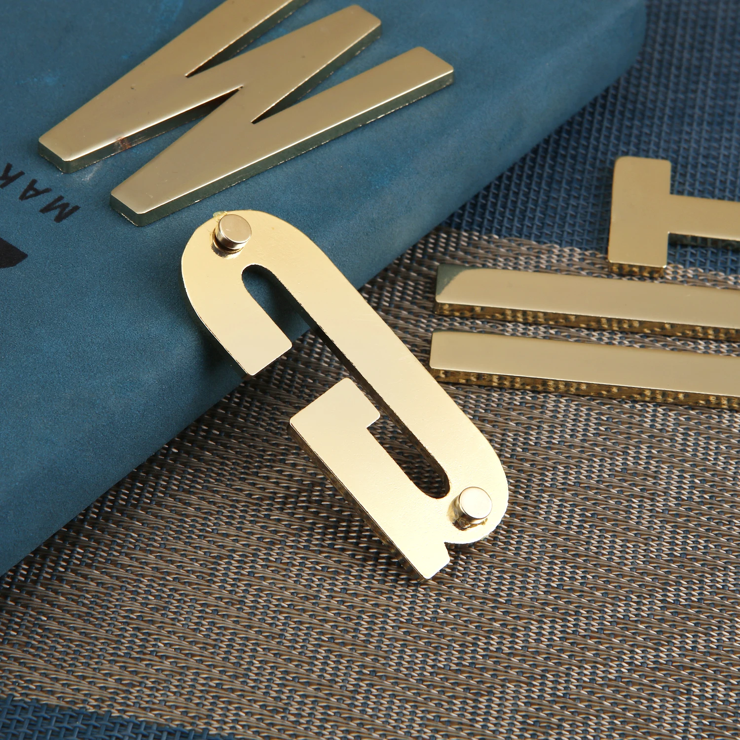 1 Stück Metall Hausnummer mit Magneten Englisch Alphabet Buchstaben für Apartment Zimmer Tür platte Tisch Mailbox Nummer Aufkleber 7*3cm – Detail 7