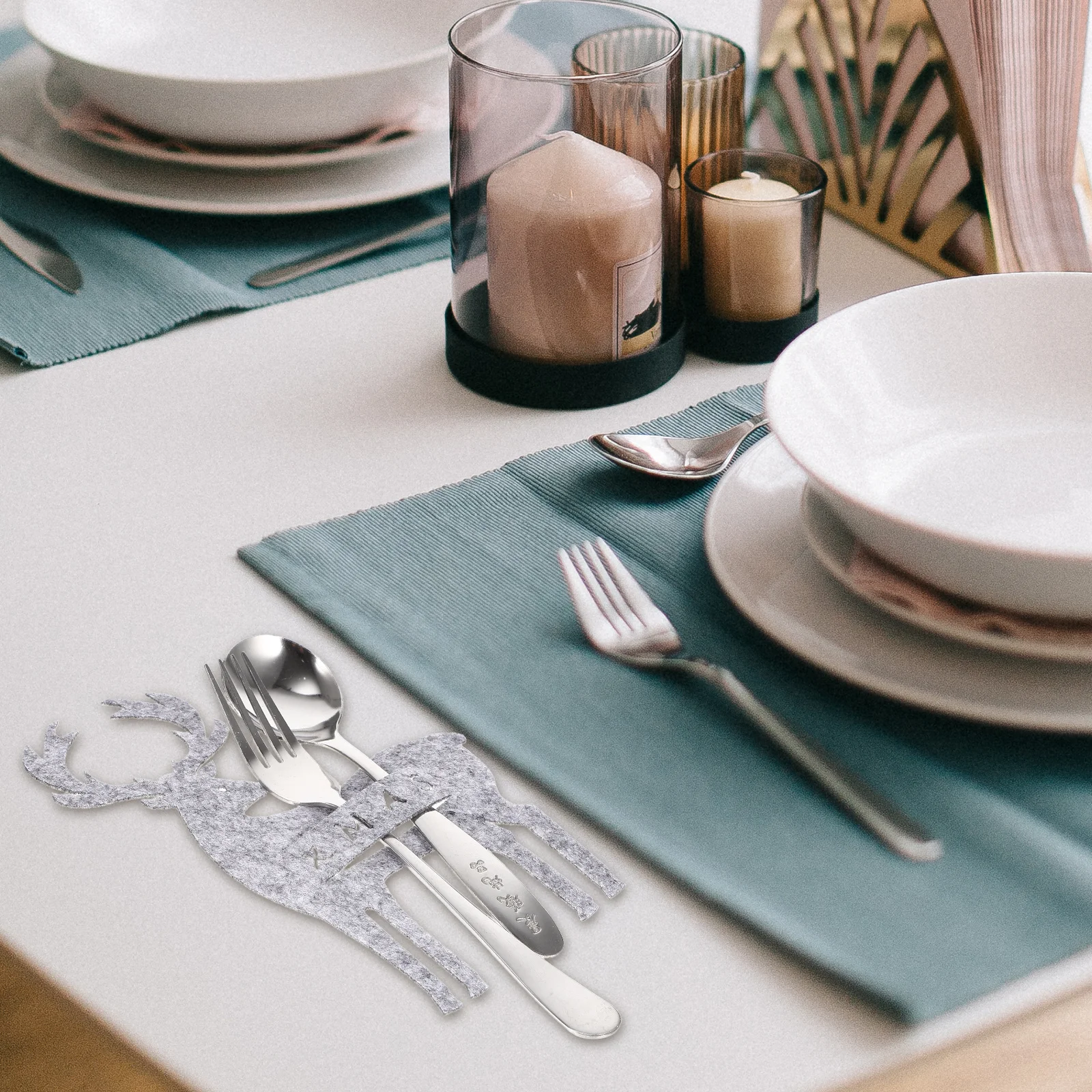 

4Pcs Xmas Elk Shaped Cutlery Bags Felt Tableware Pouches Holiday Decorations Xmas Elk Cutlery Bag Silverware Holder for Party