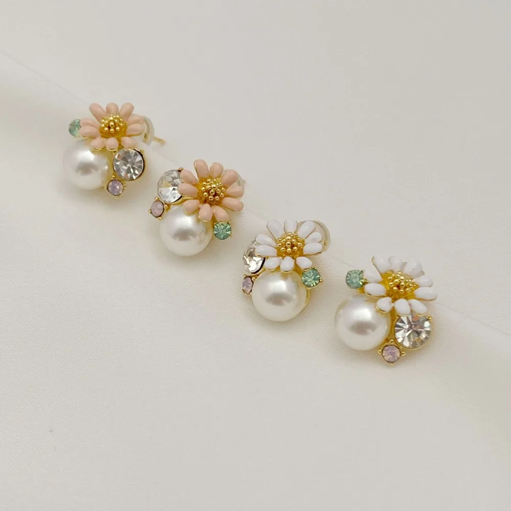 

Gentle Design Enamel Daisy Flower White Glass Pearl Stud Earrings for Women Versatile Niche Rhinestone Glued Earrings for Women