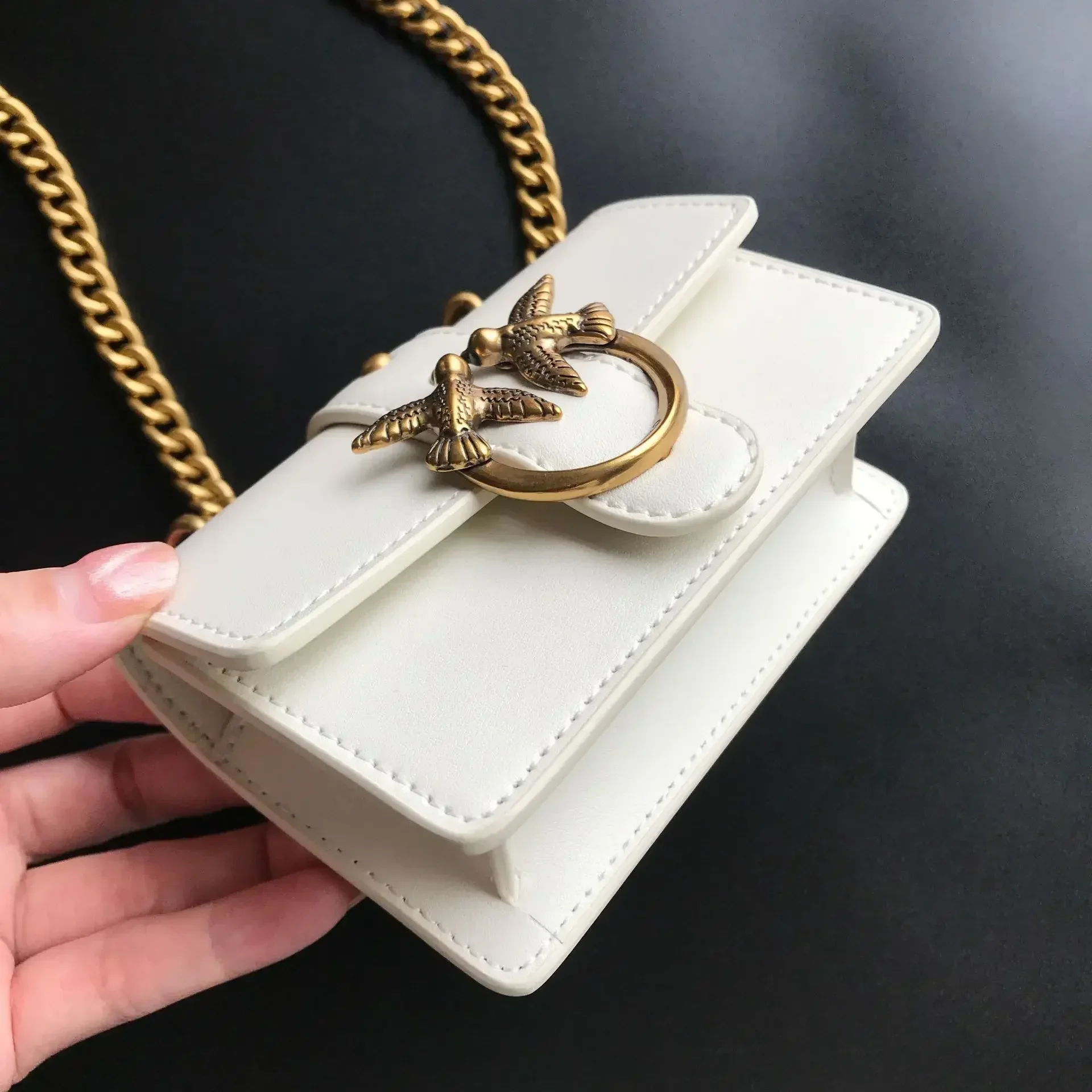 2026 Neue Damen-Umhängetasche in Beige mit V-Steppung, PU-Leder, Goldener Schwalbenverschluss, Ketten-Mini-Schultertasche für den Alltag, Dating, Hochzeit, Bestseller – Detail 37