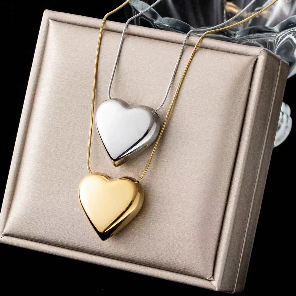 European and American Hip Hop Simple Peach Heart Pendant Titanium Steel Necklace for Girls Sexy Clavicle Chain for Women jewelry