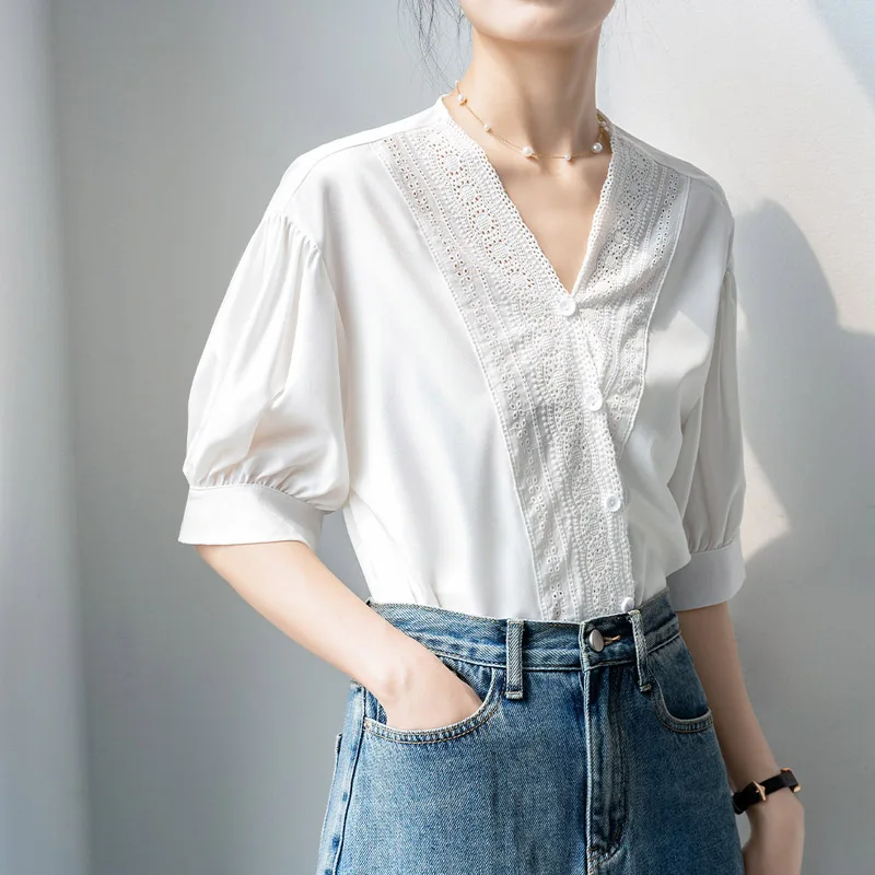 

High-end Women's Fashion New Summer Advanced Design Lace V-neck Puff Sleeve Blouse