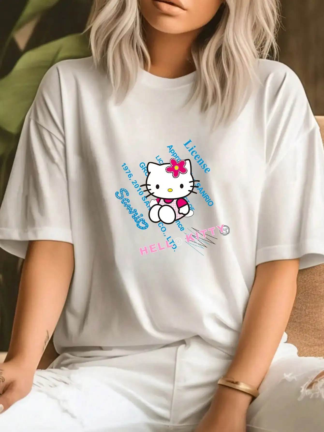 تي شيرت نسائي منقوش عليه رسوم كرتونية مصنوع من مزيج البوليستر، كاجوال قابل للغسل في الغسالة برقبة دائرية وأكمام مكشوفة الكتف