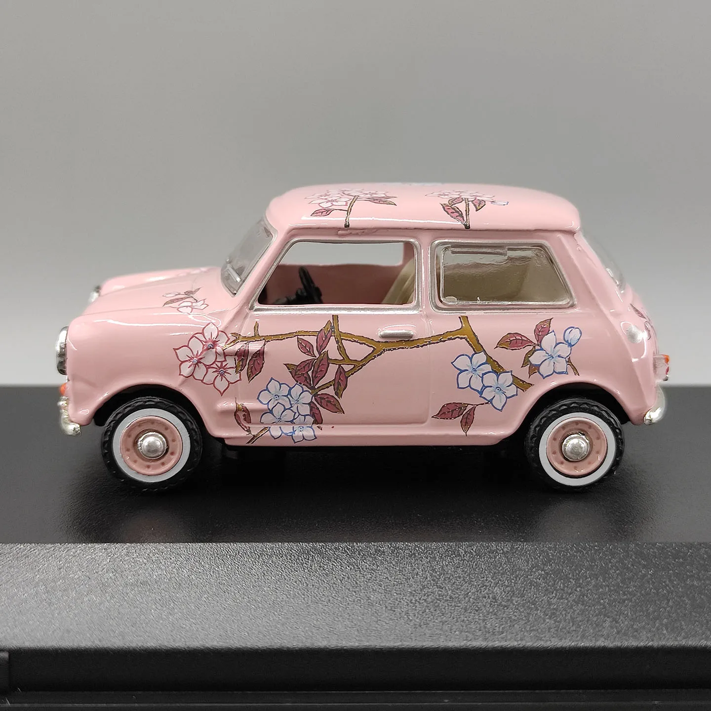 Diecast OXFORD 1:76 Scale M&S Flower Pink Mini Alloy Car Model