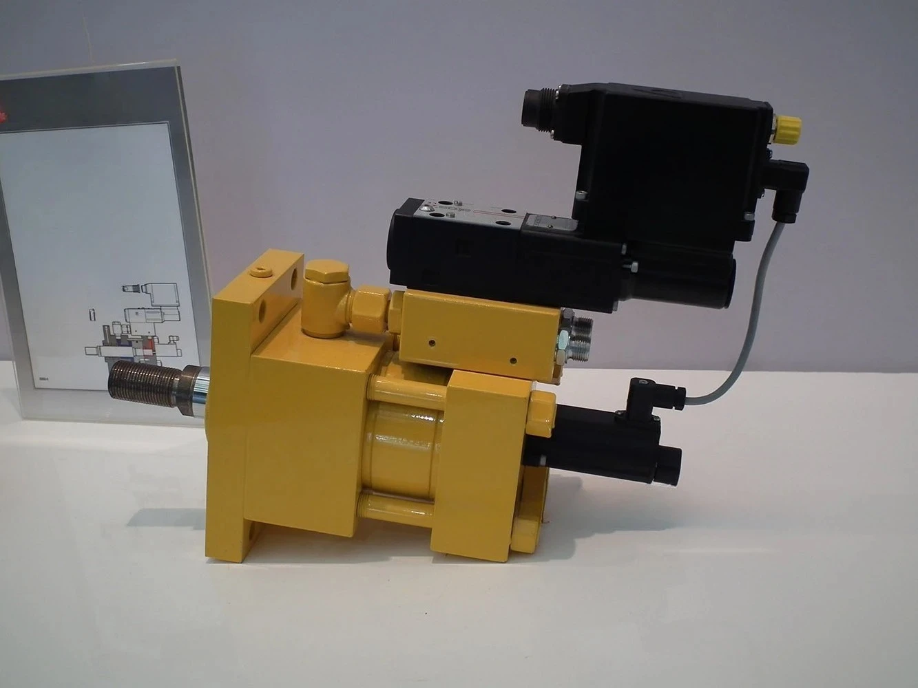 servo cylinder, a series of servo cylinders composed of built-in linear displacement sensors