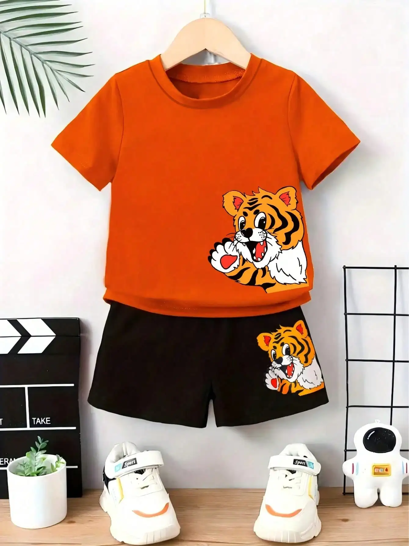 Sommer-Kinderbekleidungsset mit Cartoon-Tiger-Print, Rundhals-T-Shirt und elastischem Bund, einfarbige Shorts. – Detail 9