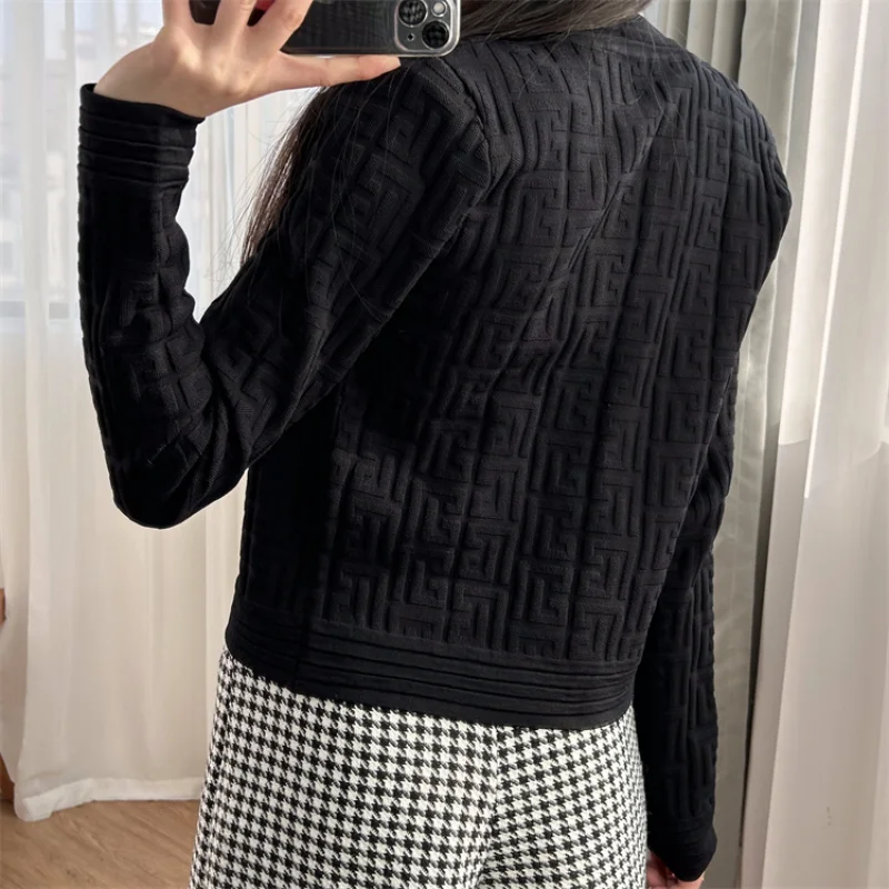 Two tone temperament thousand gold jacket women\'s three-dimensional pattern metal buckle V-neck long sleeved knitted cardigan