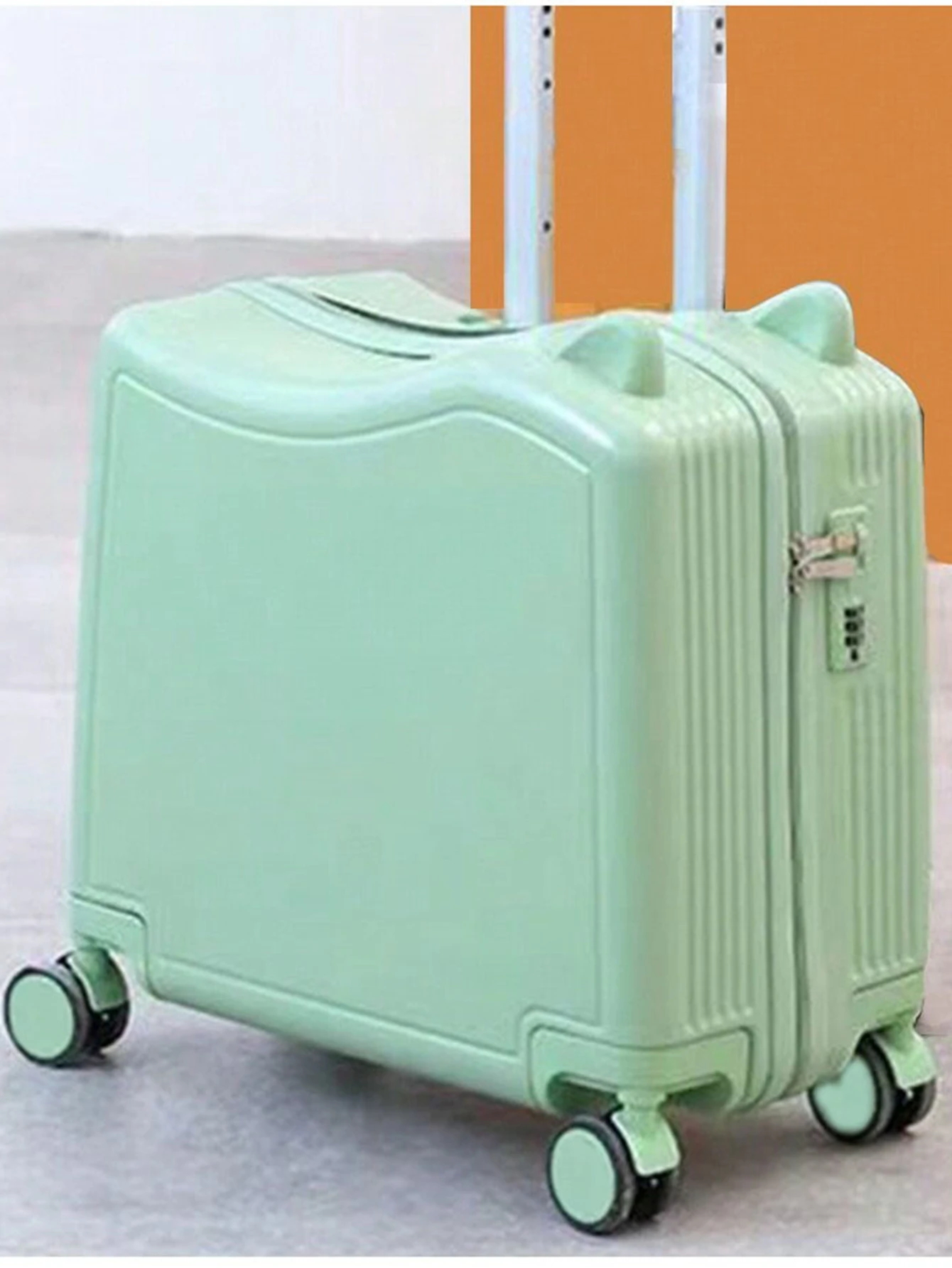 A child\'s suitcase can be used as a girl\'s portable suitcase for riding an 18-inch combination trolley