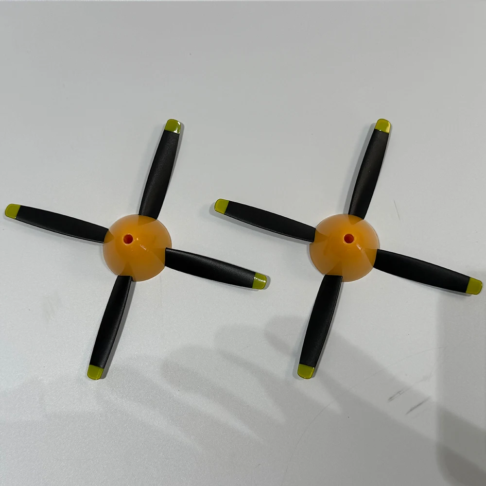 Das Zubehör für das Sayzon P51D Musting RC-Flugzeug (510 mm Spannweite) umfasst einen Propeller und ein rotes/gelbes Fahrwerk. – Detail 20