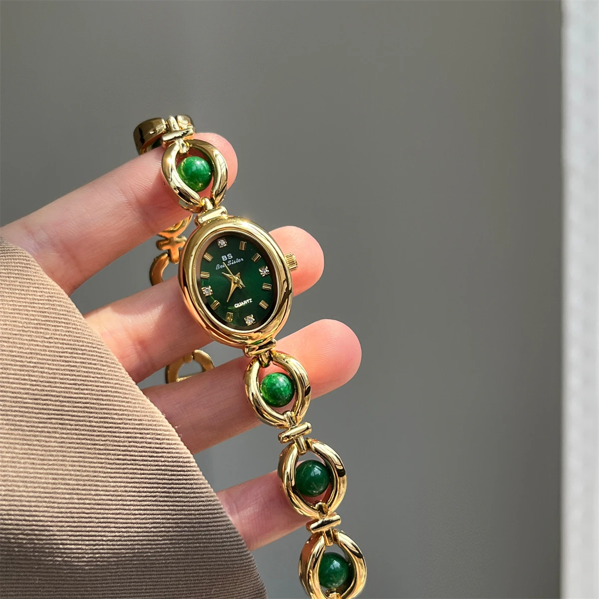 

New oval women's watch, exquisite, petite, stylish, and luxurious; simple and versatile pearl bracelet/dashboard watch.