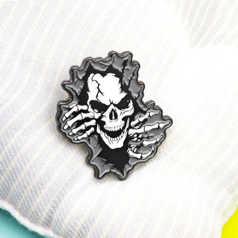 Gotischer Totenkopf-Emaille-Pin, zerrissene Wand, Skeletthände, Broschen, Punk-Rock-Reversnadeln, Heavy-Metal-Schmuck, Geschenk für Rucksack und Hut – Detail 7
