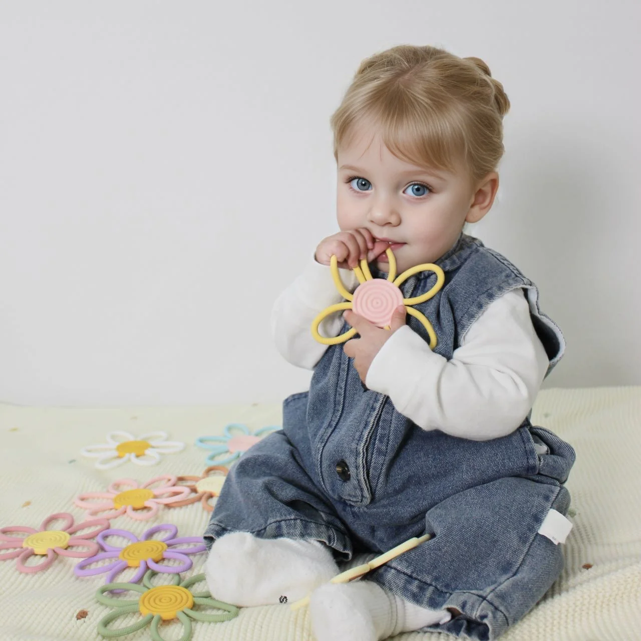 

2025 New Cute Daisy Toothpaste Baby's Desire to Grind Teeth and Stop Itching Toothpaste Silicone Bite Fun Toy