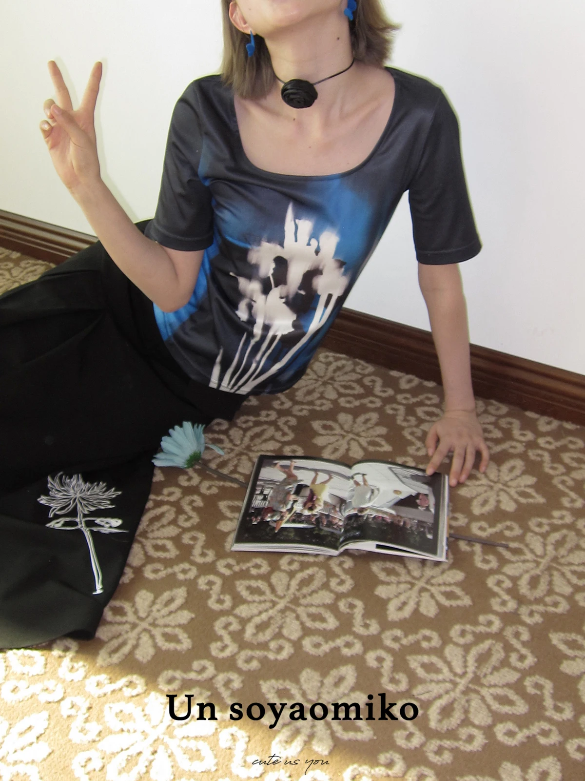 

Женская трикотажная футболка UNSOYAO с эластичным принтом, U-образным вырезом, из полиэфирного волокна, для повседневной носки, стандартный крой, с цветочным узором.